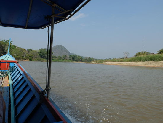 Longtail-Boot - da habe ich Jarousch neben mir gehabt und wir haben auf Anhieb super geredet --- mit 58 Jahren ist sie die bisher älteste Travelfrau die ich kennengelernt habe hier.