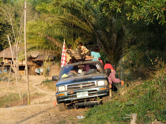 Kinder im Dorf - und davon gabs ne Menge!!!  Die Thais meinten, es gibt eben abends nicht viel zu tun hier ))