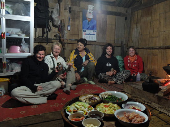 Auf der Terrasse war's zwischendurch etwas kalt geworden - ich schätze 15 Grad  und somit haben wir den Guides in der "Küche" zugeschaut und Bier getrunken - Rundumsorglospaket eben 