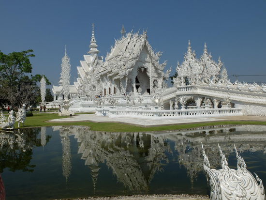 Der weiße Tempel - das Bild sieht aus als wär's entspannt - war es nicht --- Touristen ohne Ende!!!!