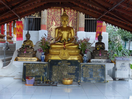 Im Nebenraum war die Massage - total gut und günstig im Vergleich zum Rest in CM. Leider hab ich den Namen vergessen - Wat Pho Soam vielleicht ?! Mmh keine Ahnung...