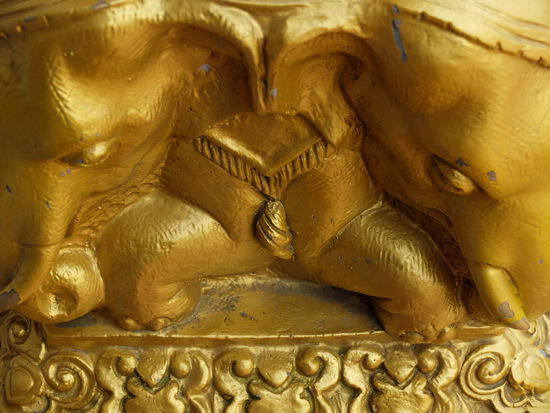 Elefantenköpfe am Laternenpfahl 