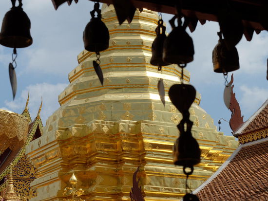 Rundherum zog sich ein Wandelgang mit den Glöckchen - wenn die Menschen etwas stiller waren konnte man den Klang im Wind genießen ..