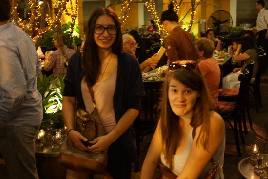 Die Maedels in der Warteschlange, es dauert noch was.