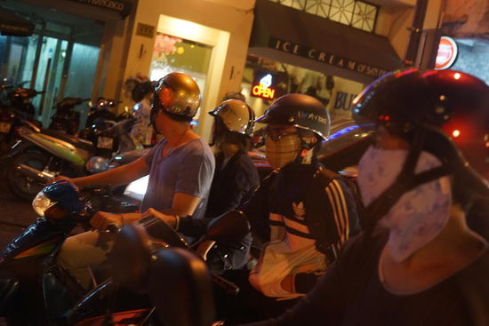 Riders on the Storm, quirrliges Strassentreiben mit Millionen von Rollern, alles Gangster, nein Zahntechnische Assistentinnen auf dem Nachhauseweg, mit modischen Mundschutz