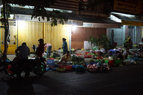 Die ersten Staende bauen noch in der Dunkelheit auf.