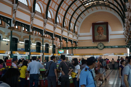 ...wie z.b. die Hauptpost, konstruiert von Gustave Eiffel, mit Hochiminh im Hintergrund