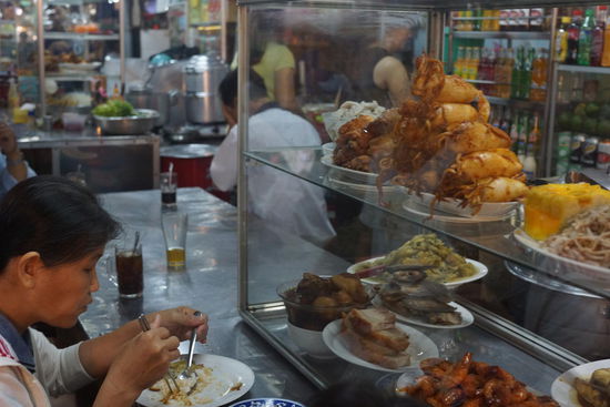 Da ich ja kein vietnamesisch sprechen kann, hab ich es mir ganz einfach gemacht und nur auf das Fruekstueck meines Tischnachbarn gezeigt und schon hatte ich eine leckere Suppe auf dem Tisch, ein bisschen mit Chili nachgewuerzt und schon speihte ich Feuer wie die Drachen, die hier ueberall abgebildet sind.