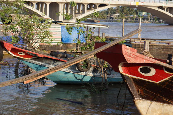 Am grossen Fluss liegen jede Menge Boote, beladen mit allen moegliche Dingen, Zement, Aluprofile, Obst, Gemuese von den im Strom liegenden Inseln.