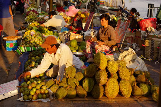 Obst und Gemuese wird in grosser Vielfalt am Flussufer angeboten.