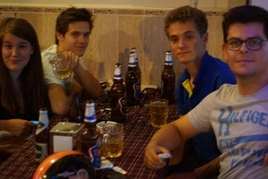 Dann haben wir auch noch Laylas franzoesische Freunde aus dem Peace House getroffen, die erst am Anfang der Feier waren.paeter sollen sie noch Insekten essen gegangen sein.