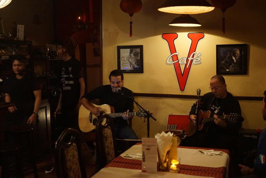 Im V Cafe gabs anschliessend Livemusik von einen tunesischen Gitarrenvirtuosen und Sting Imitator.