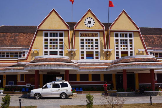 Hier am Bahnhof sieht man noch die franzoesische Architektur der 30 Jahre, Art Nouveau, die die Stadt beherrscht.