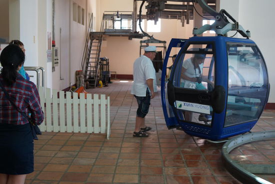 eine weitere Attraktion, die Sesselbahn, transportiert sogar uebergewichtige russische Kapitaene