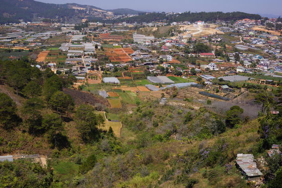 ...aber es gibt einen grossartigen Blick ueber die Stadt und die vielen Gemuese und Erdbeerfelder