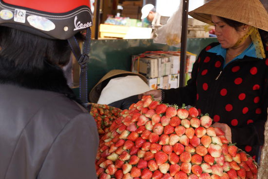 ...am Schluss gings dann noch auf dem Markt, wo wir Berge von Erdbeeren bewundern konnten, Layla meinte aber die schmecken nicht, hab sie nicht probiert, ich hoere eben darauf was meine Tochter (und meine Frau) sagen
