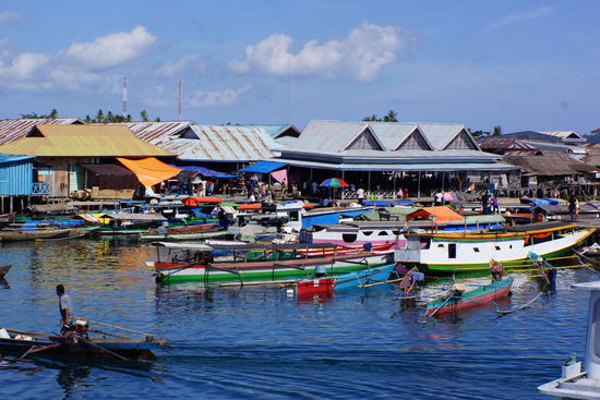 Reges Treiben im Hafen von Wakai