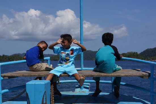 vorne am Bug die Kinder