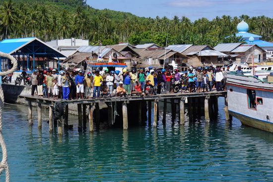 Ankunft in Ampana, nachdem der Motor mitten auf dem Meer zusammengebrochen war und wir mit halber Kraft weiterfuhren