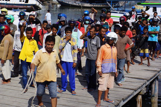 Am Quai warten schon Transportunternehmer jeder Couleur auf ihre Kunden: Fahrrad, Mopeds, Autos, Pferdekarren