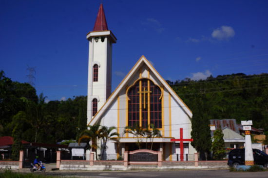 Kirche in Tentena, vor 7 Jahren gab es dort Unruhen zwischen Muslims und Christen. Es gab viele Tote. Heute scheint die Situation jedoch wieder stabil zu sein.