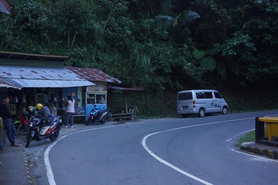 Kaffeepausa am Strassenrand