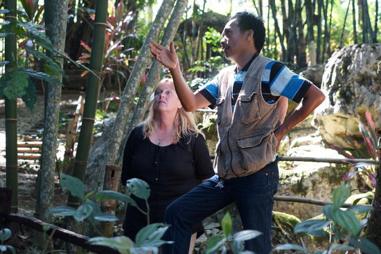 Patrick zeigt Martina Babygräber in Bäumen