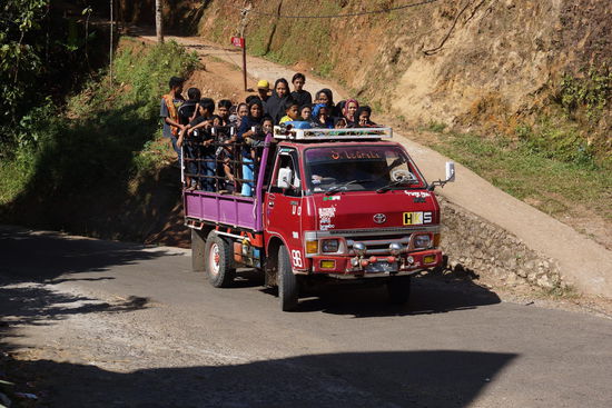 Die ersten Besucher der Beerdigung reisen an