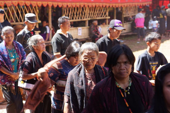 Entfernte Mitglieder der Trauerfamilie kommen von weit her