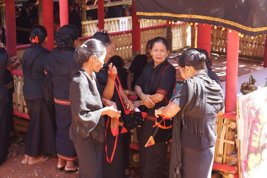 Die Trauerfamilie macht sich zur Begrüssung fertg