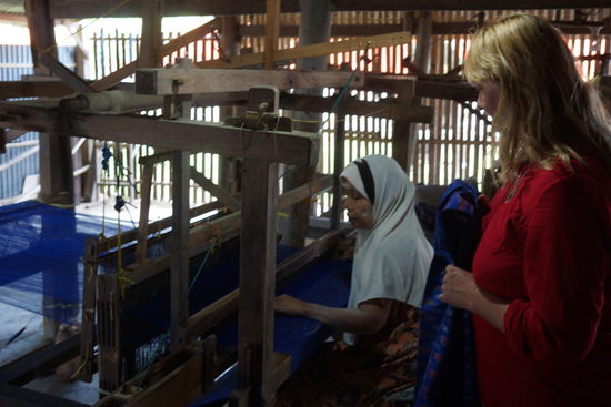 Martina schaut sich die Seidentuchproduktion an, findest aber nichts passendes.