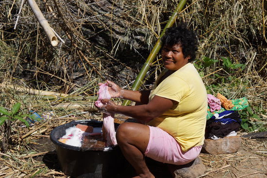 Die Wäsche wird noch im Fluss gewaschen