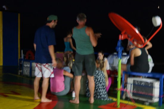 Geselliges Treiben nachts auf dem Schiff