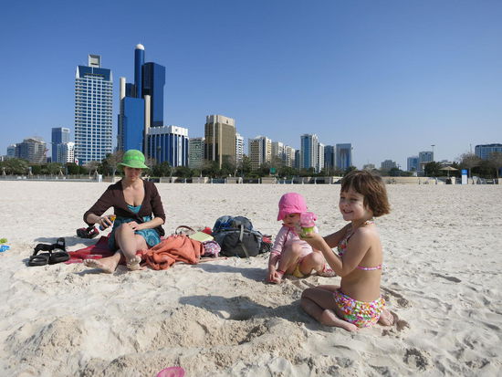 Die Corniche von Abu Dhabi. Die Becher von DM sind universelles Dauerspielzeug
