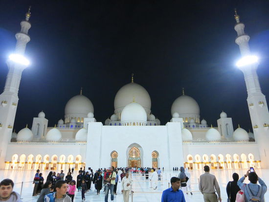 Innenhof der Großen Moschee - wer mehr wissen will, schaue auf U-tube, "Grand Mosquee, Abu Dhabi"