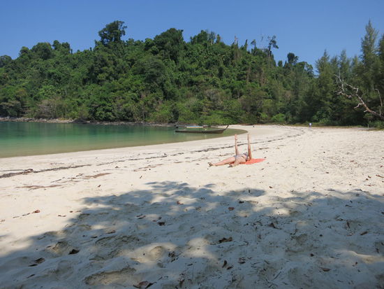 Übungen am Strand unserer einsamen Insel