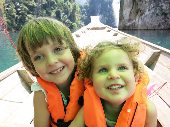 jetzt nicht mehr. Die leichte Grünfärbung der Gesichter kommt vom Dach, nicht vom Bootsschaukeln.