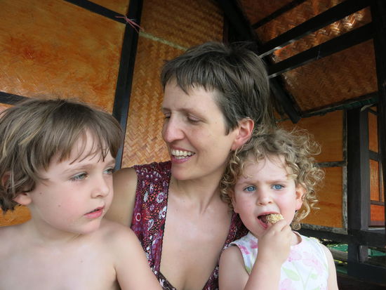 und wir nach dem Badestopp. Vor einer der Bambushütten des Nationalparks.