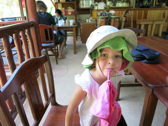 Juli findet's hier toll: Man kann Pflanzen wässern und Fische füttern!