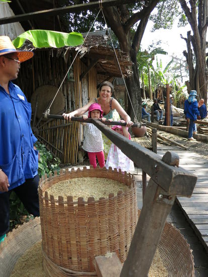 Reis "mahlen": Ziehen und schieben, schön kreisförmig, mit Schwung und ohne Lucias Kopf zu treffen