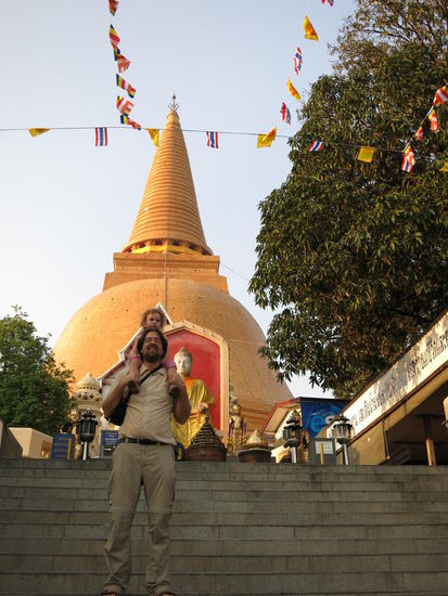 Der Chedi mit Prang im Wat von Nakhon Pathom