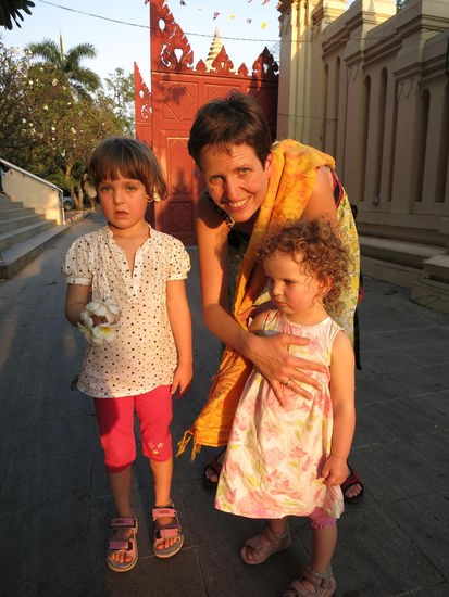 Mangoblüten Sammeln im Tempel - Ansonsten hat der natürlich schon zu, wie man auch am Abendlicht sehen kann.