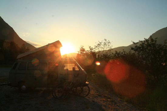 22:09Uhr: Sonnenuntergang hinter dem Fjord
