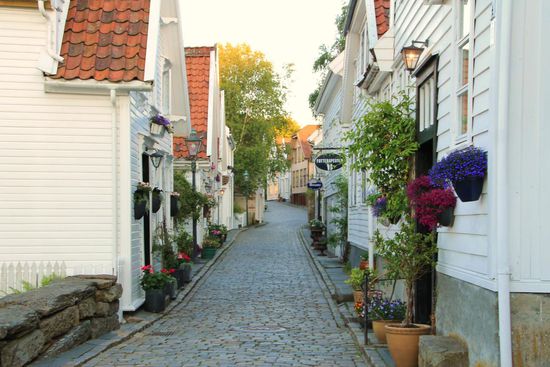 ein abendlicher Bummel entlang der weißen Holzhäuser