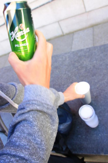 getarnt im Kaffeebecher