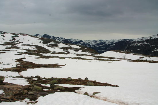 ein schmaler, matschiger Weg führt uns zum Felsvorsprung