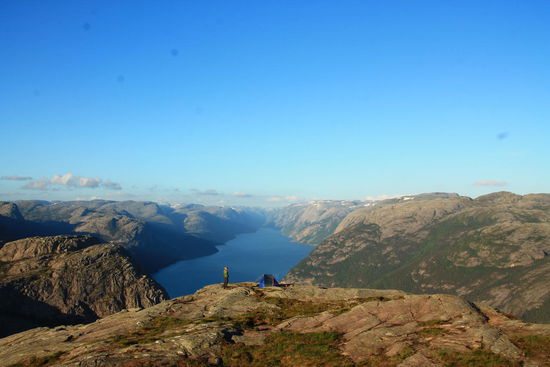 der Felsen solls sein, hier schlagen wir das Zelt auf