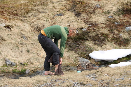 die tägliche Waschung am Fluss