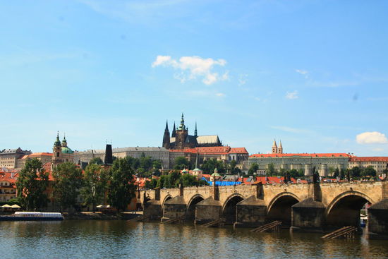 die Karlsbrücke über der Moldau, im Hintergrund der Veitsdom