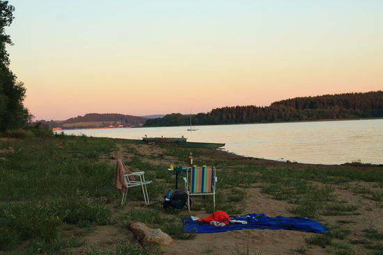 nach der Wanderung kommt eine Abkühlung im See genau richtig- unser Zelt dient als Nachtlager
